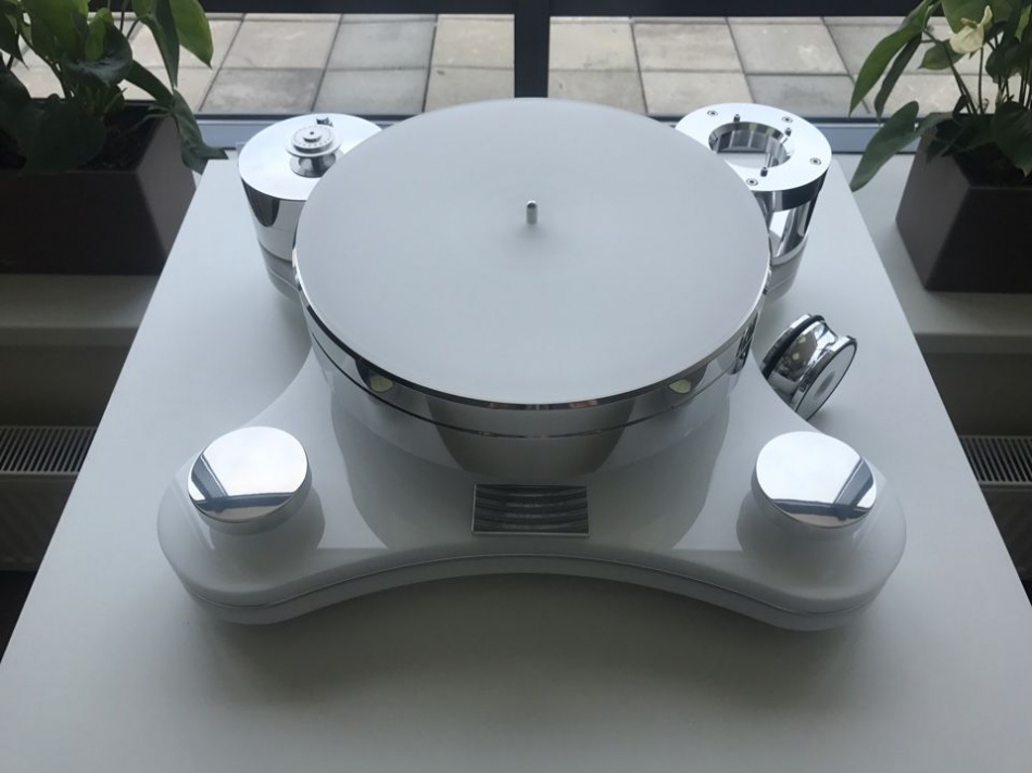 Стол винилового проигрывателя Transrotor ZET 3 Glossy White (глянцевый белый) с подготовкой под тонарм Rega, стандартным блоком питания и прижимным диском