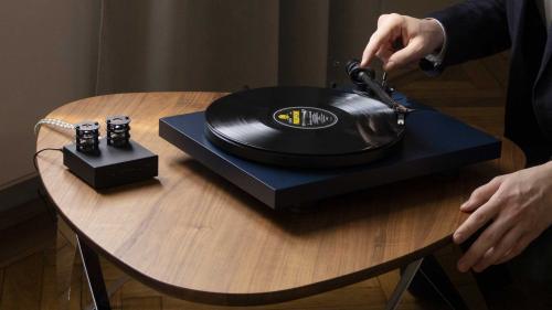 Проигрыватель винила Pro-Ject DEBUT CARBON EVO (2M Red) High Gloss Red