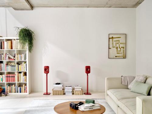 Активная беспроводная акустика со стойками KEF LSX II LAVA RED + KEF S1 Floor Stand Red