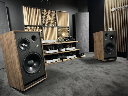 Напольная акустика PYLON AUDIO Jade 30th American Walnut