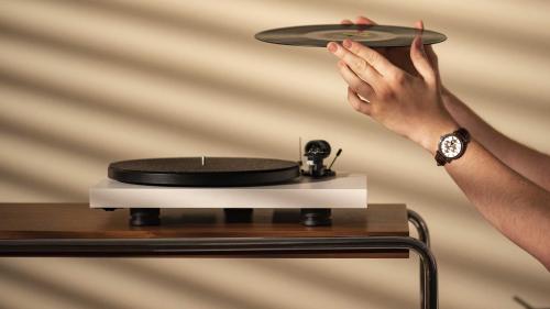 Проигрыватель винила Pro-Ject DEBUT CARBON EVO (2M Red) High Gloss Red