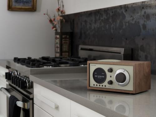 Радиоприемник Tivoli Audio Model One+ Oak/Black