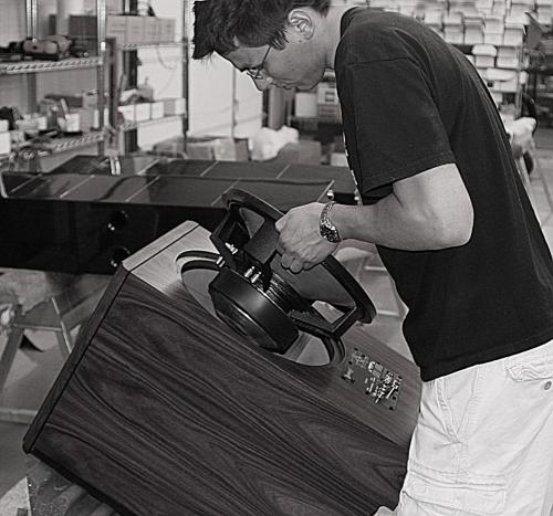 Напольная акустика Legacy Audio V medium oak