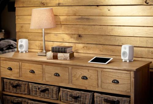 Полочная акустика Genelec G One Polar White (G1BW)