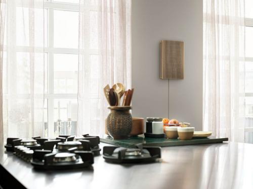 Портативная Wi-Fi колонка Bang & Olufsen Beosound Level Gold Tone/Light Oak