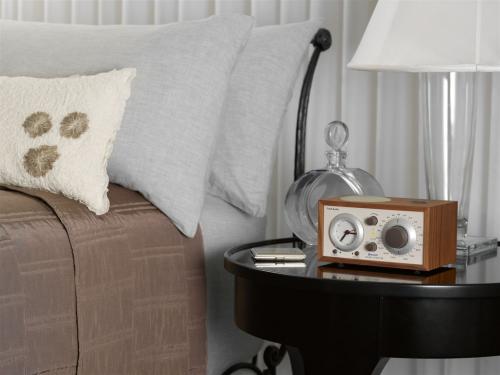 Радиоприемник Tivoli Audio Model Three BT Cherry/Taupe